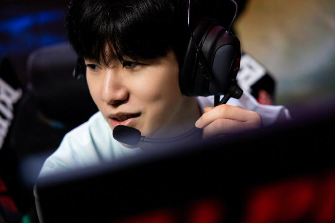 通过其积极 通过其积极