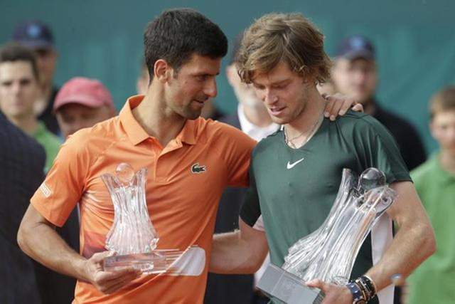 在篮板拼抢 在篮板拼抢